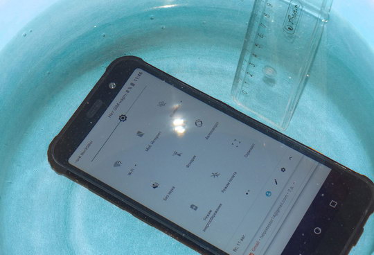 Погружение смартфона AGM X3 в воду