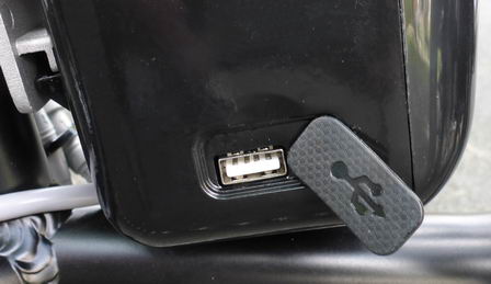 Разъем USB на блоке управления электровелосипеда Airwheel