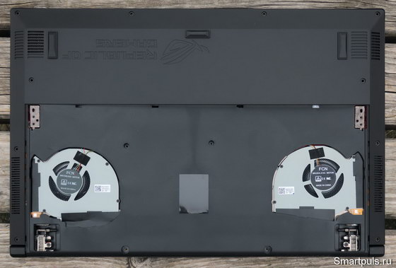Игровой ноутбук ASUS ROG Zephyrus M GM501GS - вид снизу с открытой вентиляцией