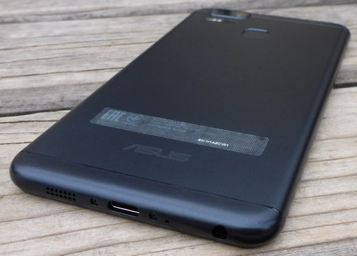 смартфон Asus Zenfone 3 Zoom (ZE553KL) - вид сзади