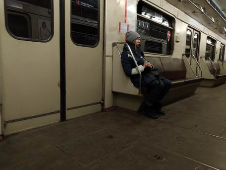 Девушка в метро, тест камеры asus zenfone 3 zoom
