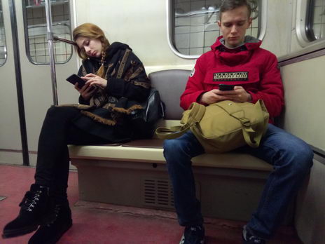 Барышня и молодой человек в вагоне московского метро