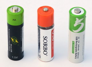 Три литий-ионных аккумулятора для замены батареек формата AA на 1.5 В - похожие и разные
