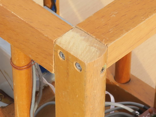 Соединение деталей в корпусе усилителя из дерева