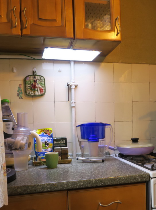 Кухонный светильник из разбитого дисплея