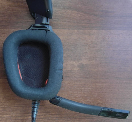 Игровая гарнитура (наушники) Logitech G35, микрофон в открытом состоянии, светодиод погашен.