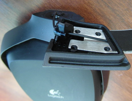 игровая гарнитура Logitech G35 со сломанной осью наушника