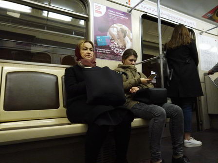 Женщины в вагоне метро (Москва)