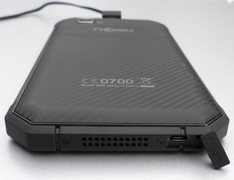 Смартфон Nomu S30 с открытой заглушкой порта micro USB