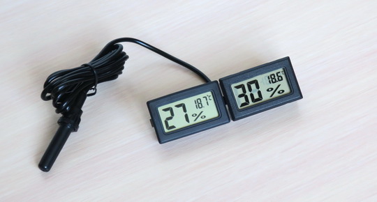 Измерение термометром-гигрометром в помещении