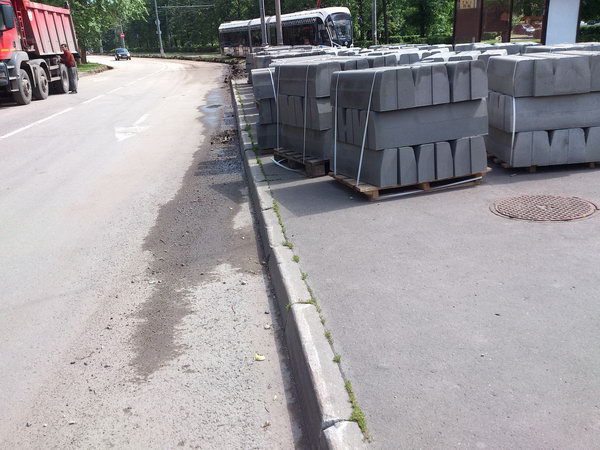 Москва: замена пригодного тротуарного бордюра на "ещё более пригодный"