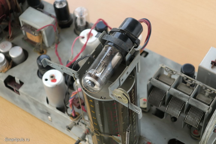 электронно-световой индикатор настройки 6Е5С в приемнике Рига-10