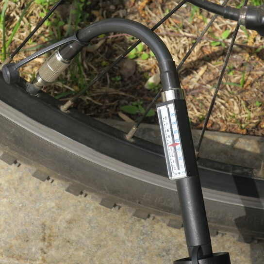Измерение давления в шине велосипеда с помощью аккумуляторного велосипедного насоса