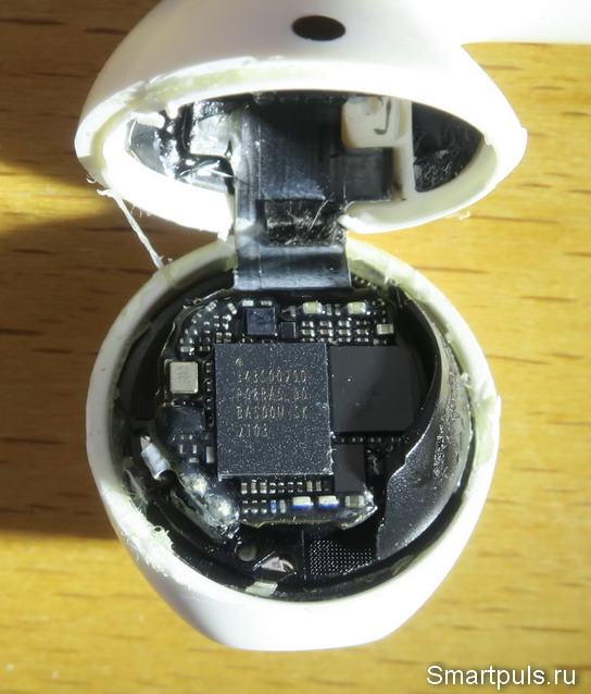 Внутреннее устройство беспроводных наушников Apple AirPods 2 A2031, чип H1