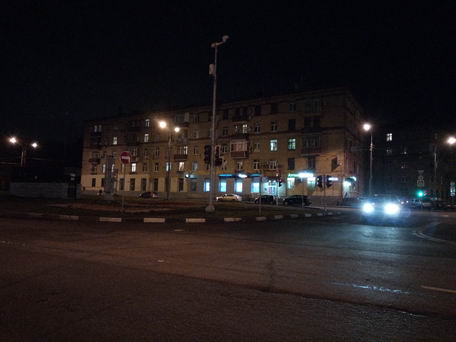 Ночная улица в спальном районе Москвы