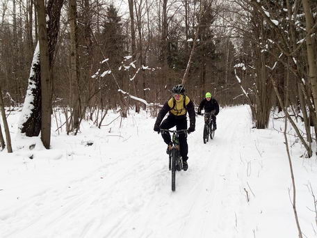 Велосипедисты зимой в национальном парке "Лосиный Остров", Москва (тест фотосъемки смартфоном Oukitel K8000)