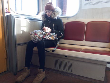 Девушка в вагоне метро