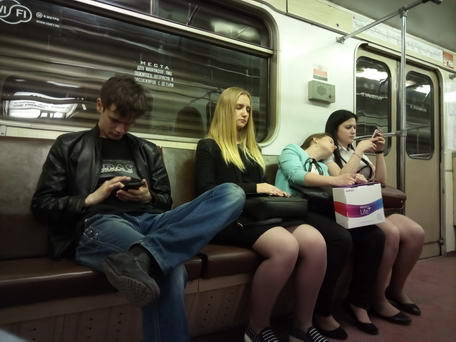 Девушка в метро. Тест съемки камерой смартфона Ulefone Vienna при искусственном освещении