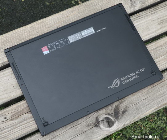 Игровой ноутбук ASUS ROG Zephyrus GX501GI - вид снизу