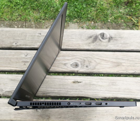 В ноутбуке ASUS ROG Zephyrus GX501GI дно открывается для улучшения вентиляции