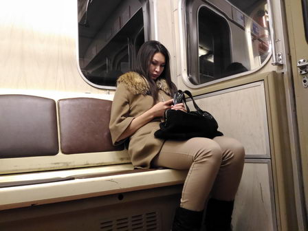 Девушка в московском метро