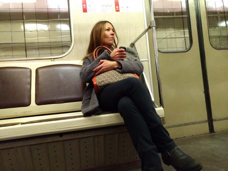 Тест фотосъемки смартфоном asus zenfone 3. Девушка в метро.