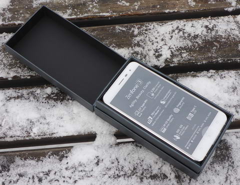 Упаковка смартфона Asus Zenfone 3