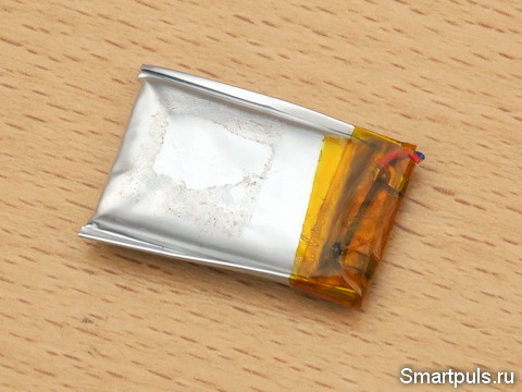 Вздувшийся аккумулятор из кейса TWS наушников