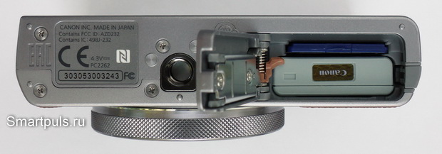 Фотоаппарат Canon G9X - вид снизу с открытой крышкой аккумуляторного отсека