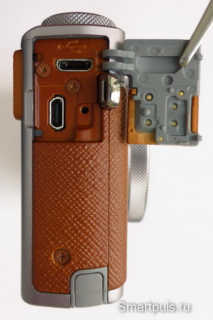 Фотоаппарат Canon G9X - вид справа с открытой крышкой разъемов micro-USB и HDMI