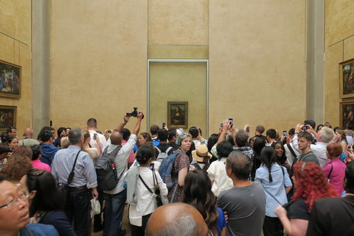 Париж, Лувр. Публика разглядывает самую культовую картину всех времён и народов - Мону Лизу (Джоконду) Леонардо да Винчи