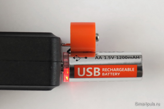 Li-ion аккумулятор AA 1.5 В на зарядке