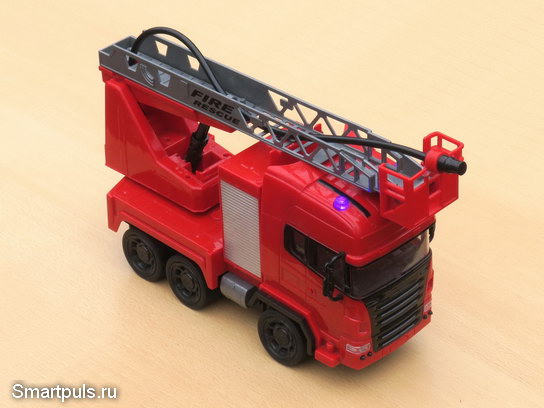 Электромеханическая радиоуправляемая игрушка "Пожарная машина" с никель-кадмиевым аккумулятором