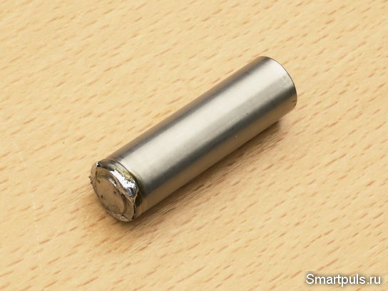 Болванка с коротким замыканием вместо батарейки вид сбоку