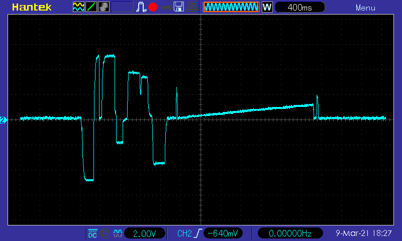 осциллограмма напряжения на выводах компонента при измерении параметров тестером радиодеталей LCR-TC1