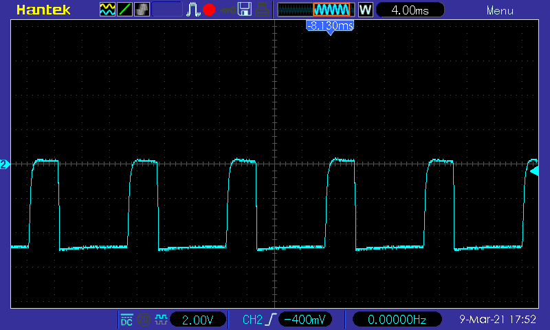 осциллограмма напряжения на выводах компонента при измерении параметров тестером радиодеталей LCR-TC1
