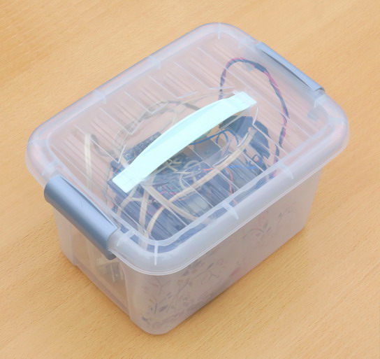 Контейнер с блоком питания для автомобильного компрессора