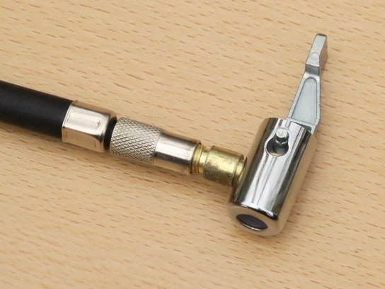 Быстросъёмник на шланге автомобильного компрессора