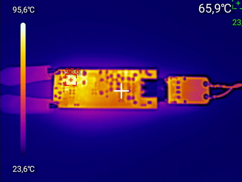Тепловой снимок платы быстрой зарядки (вид со стороны элементов)