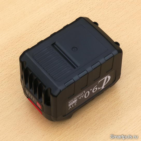 Аккумулятор Макита - нижняя сторона