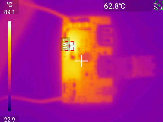 тепловой снимок платы повербанка с поддержкой быстрой зарядки QC