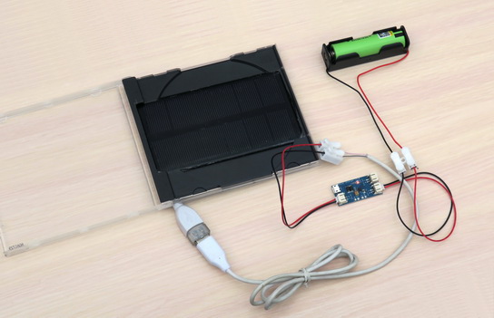 Зарядное устройство на солнечной батарее в работе