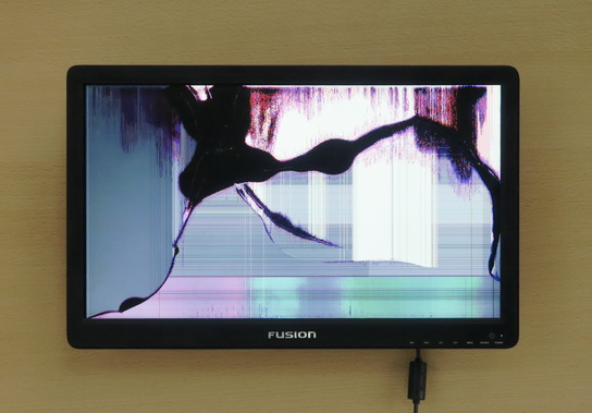 Телевизор Fusion FLTV-16H100 с разбитым экраном