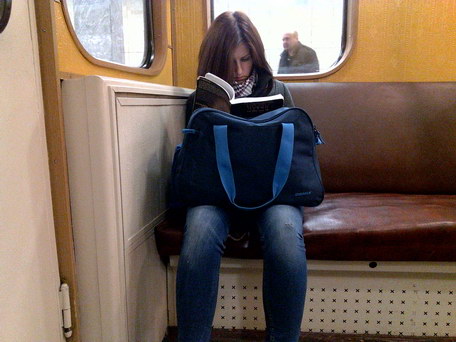 Девушка в вагоне московского метро. Тест фотосъемки планшетом Fujitsu stylistic q665.