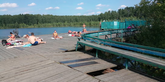 Деревянный (понтонный) пляж на оз. Бабошкино (справа — старые зелёные кабинки для переодевания)