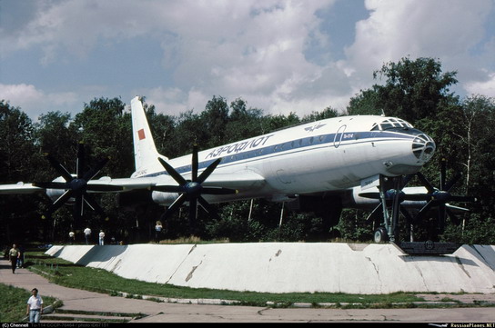Самолёт Ту-114 в аэропорту Домодедово
