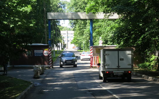 Центральный вход и въезд в Кремлёвскую больницу (Лосиный Остров)
