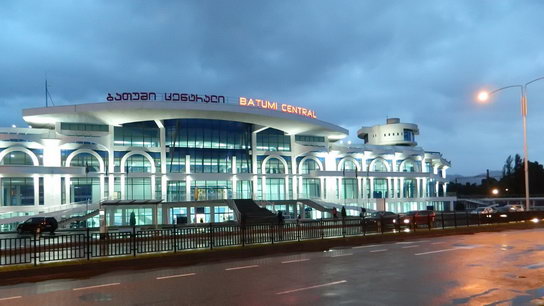 Здание железнодорожного вокзала в Батуми ночью