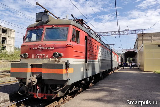 "Обычный" поезд дальнего следования в Грузии на станции Зестафони