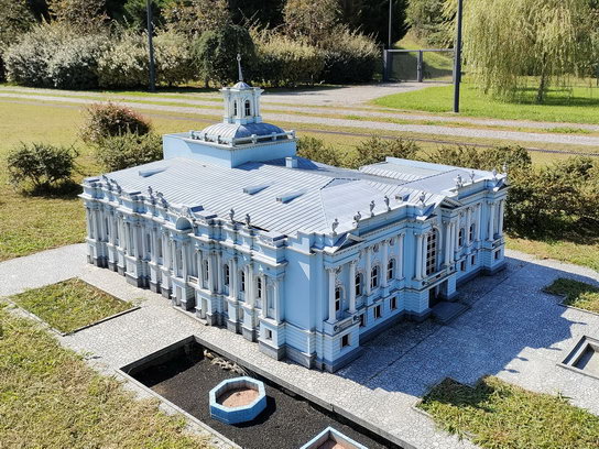 Парк "Грузия в миниатюре" - здание театра в Сенаки